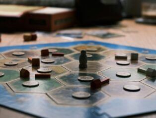 Arkadaşlarla Evde Vakit Geçirmenin En Eğlenceli Yollarından Biri: Masa Oyunları